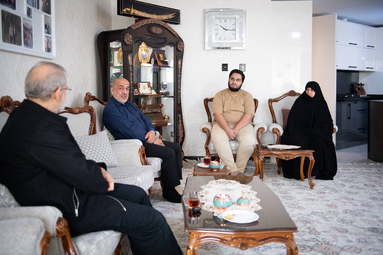 دیدار علی لاریجانی با خانواده شهیدان حاجیزاده و محمود باقری/ عکس خاص لاریجانی حین تماشای عکس های سرداران شهید جنگ 12 روزه + تصاویر