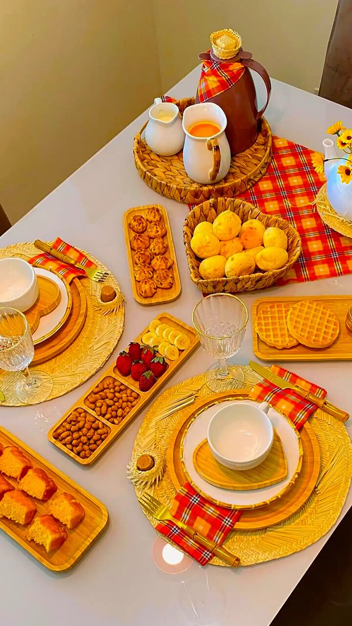 چیدمان میز پذیرایی با وسایل چوبی