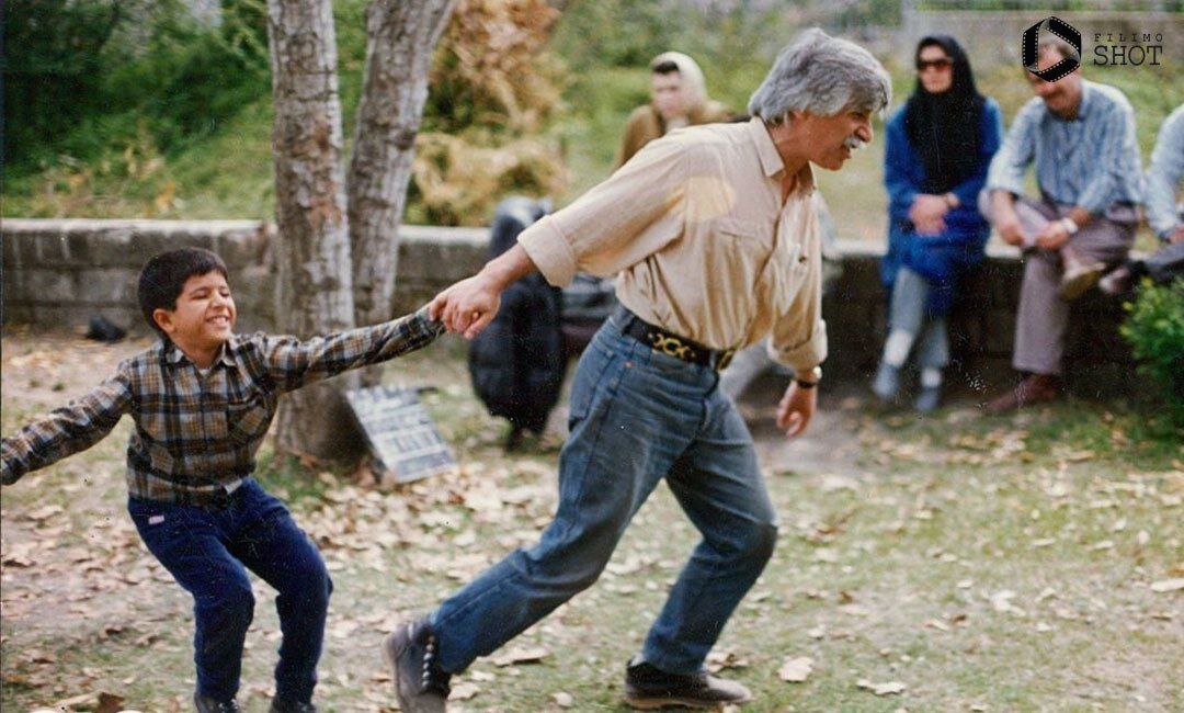 عکس | بهرام بیضایی در پشت صحنه مسافران در سال ۱۳۶۹