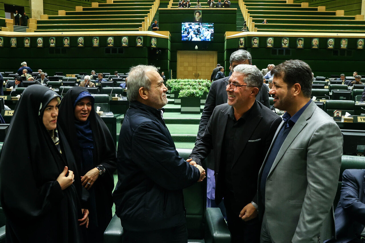 مشغولیت قالیباف هنگام سخنرانی پزشکیان در مجلس/ وزیران دولت در حلقه نمایندگان+تصاویر