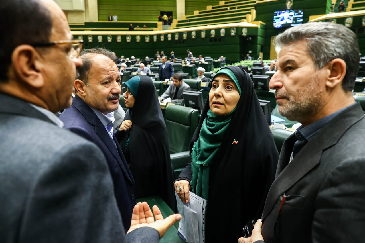 مشغولیت قالیباف هنگام سخنرانی پزشکیان در مجلس/ وزیران دولت در حلقه نمایندگان+تصاویر