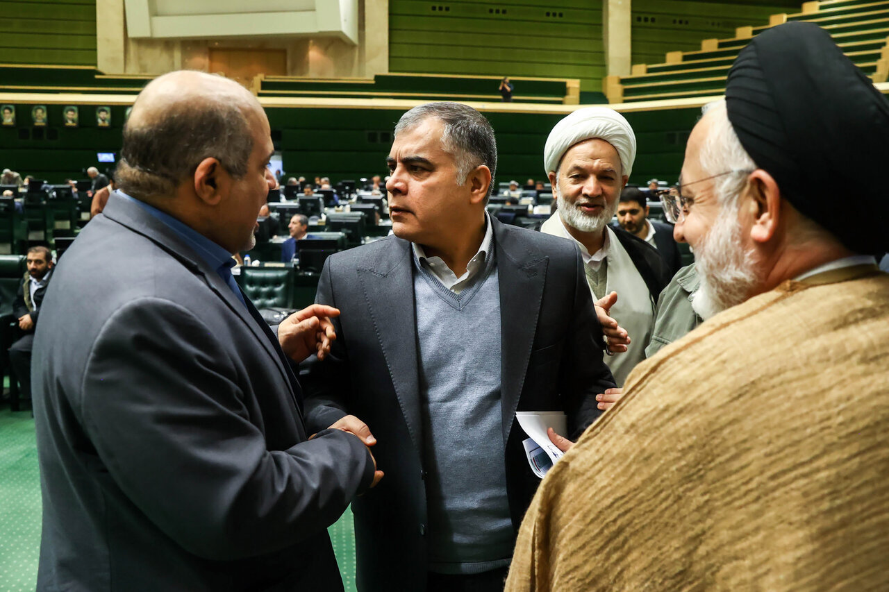 مشغولیت قالیباف هنگام سخنرانی پزشکیان در مجلس/ وزیران دولت در حلقه نمایندگان+تصاویر