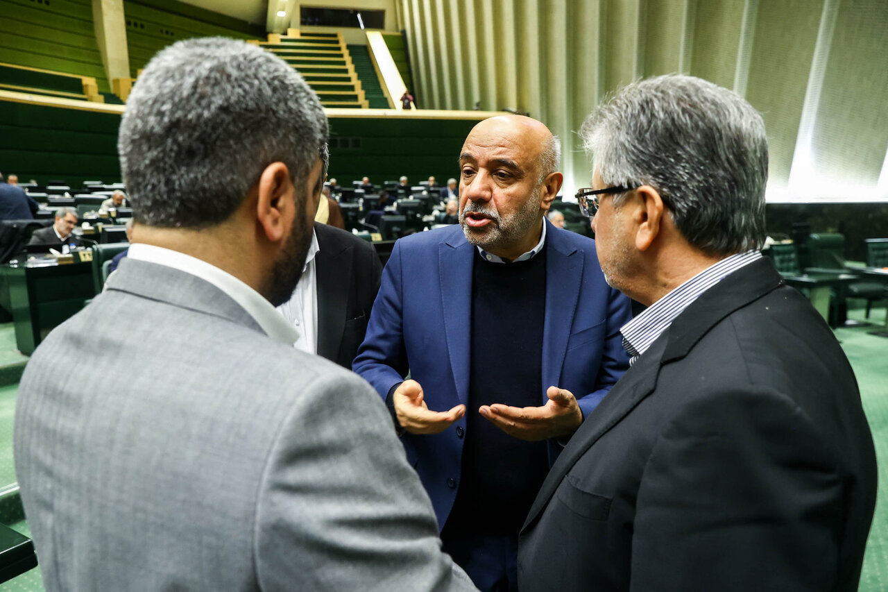 مشغولیت قالیباف هنگام سخنرانی پزشکیان در مجلس/ وزیران دولت در حلقه نمایندگان+تصاویر