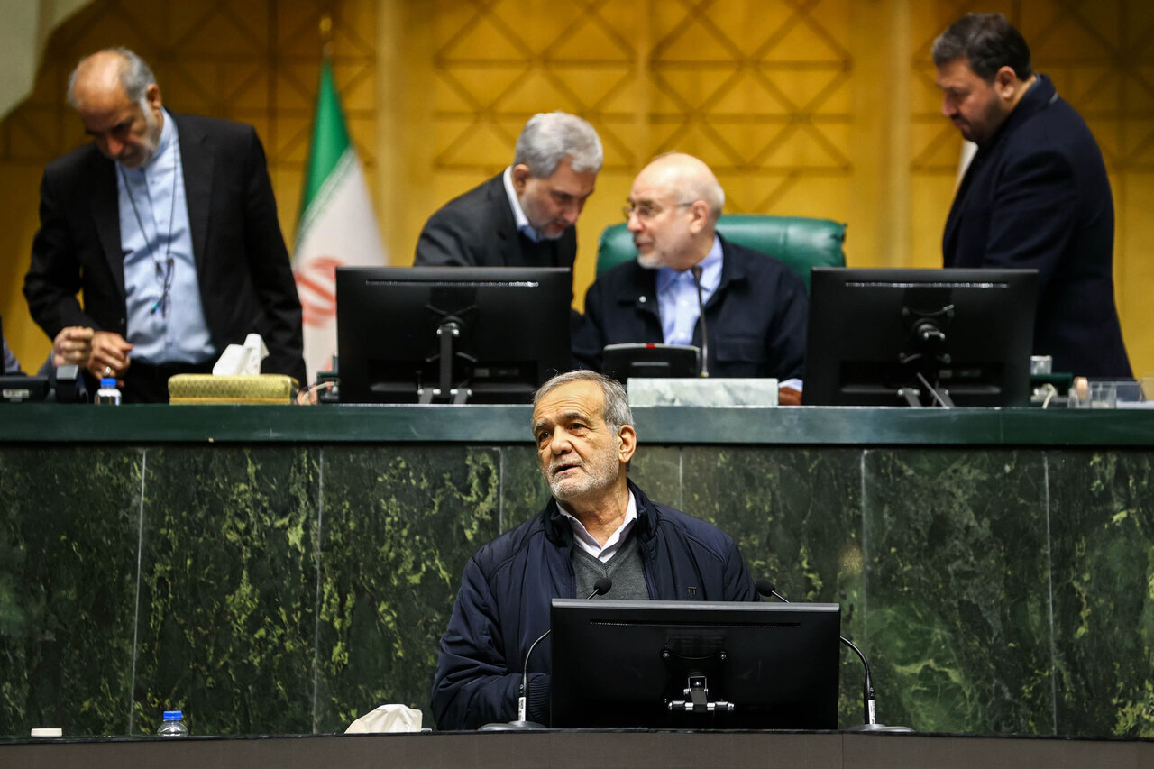 مشغولیت قالیباف هنگام سخنرانی پزشکیان در مجلس/ وزیران دولت در حلقه نمایندگان+تصاویر