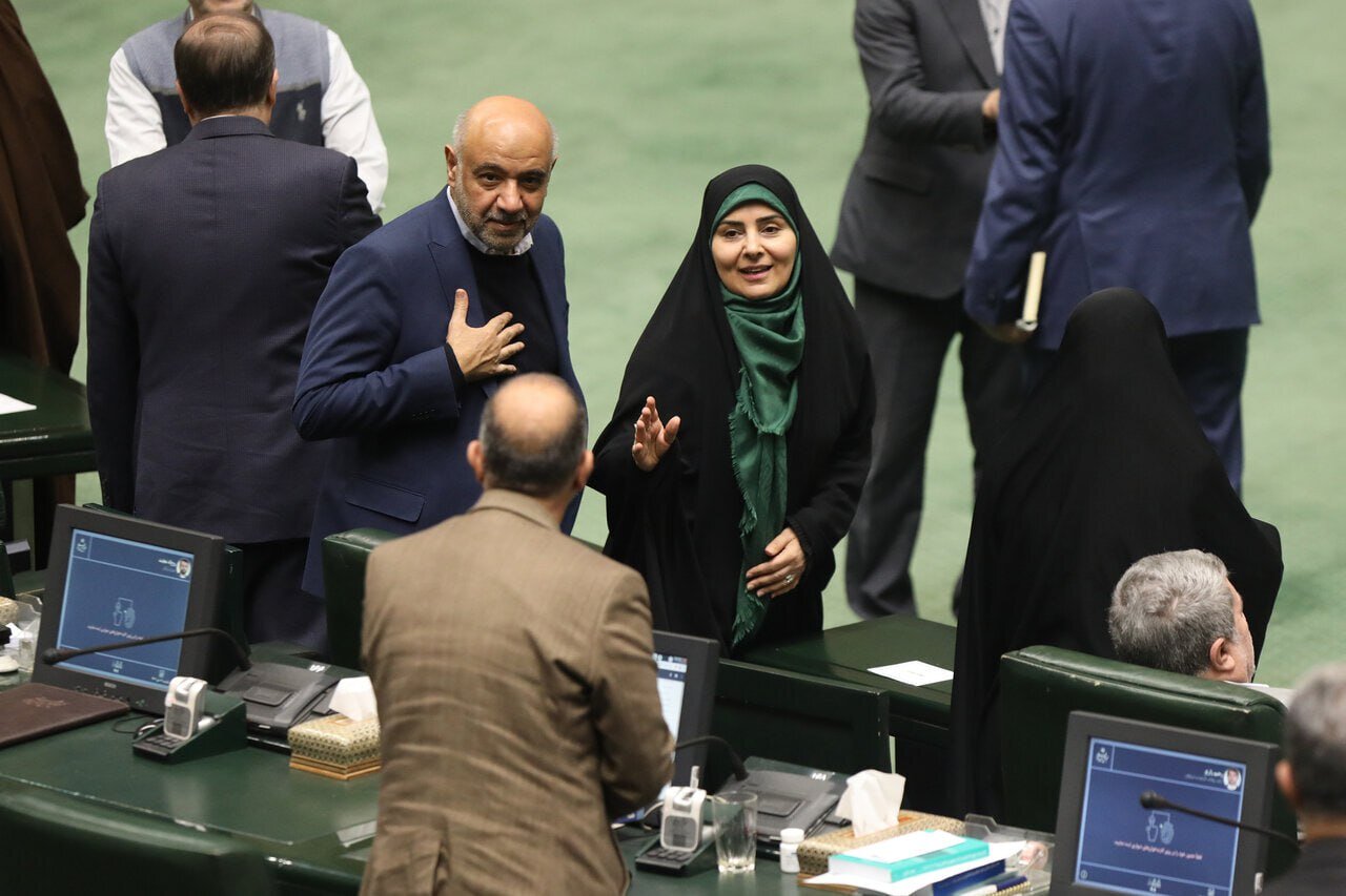 تصاویر دیدنی از جلسه امروز مجلس با حضور پزشکیان/ قالیباف باز هم استقبال رئیس جمهور نرفت! + عکس
