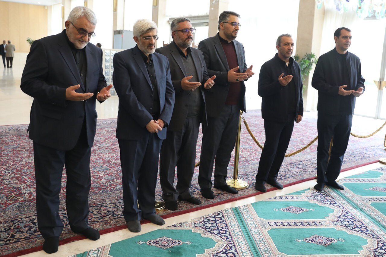 مراسم ختم اشرف بروجردی خواهر علادالدین بروجردی در مجلس دوازدهم + تصویر