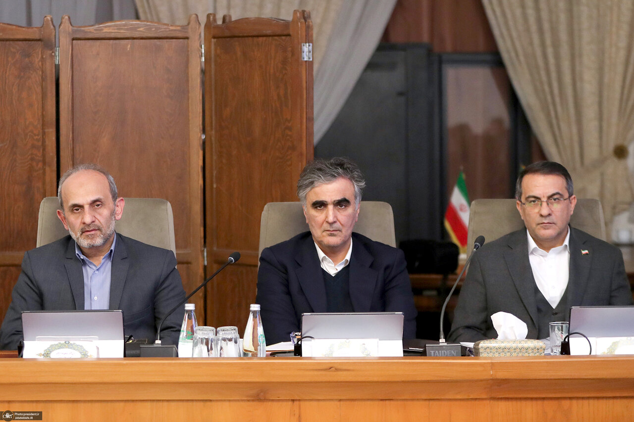 حضور فرزین در جلسه امروز هیئت دولت پس از رکوردشکنی قیمت طلا و ارز + عکس