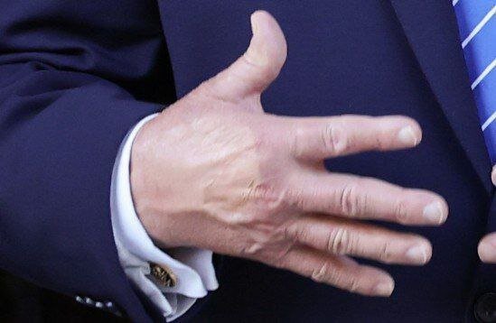 دست سیاه ترامپ امروز رنگ‌آمیزی شد‌!