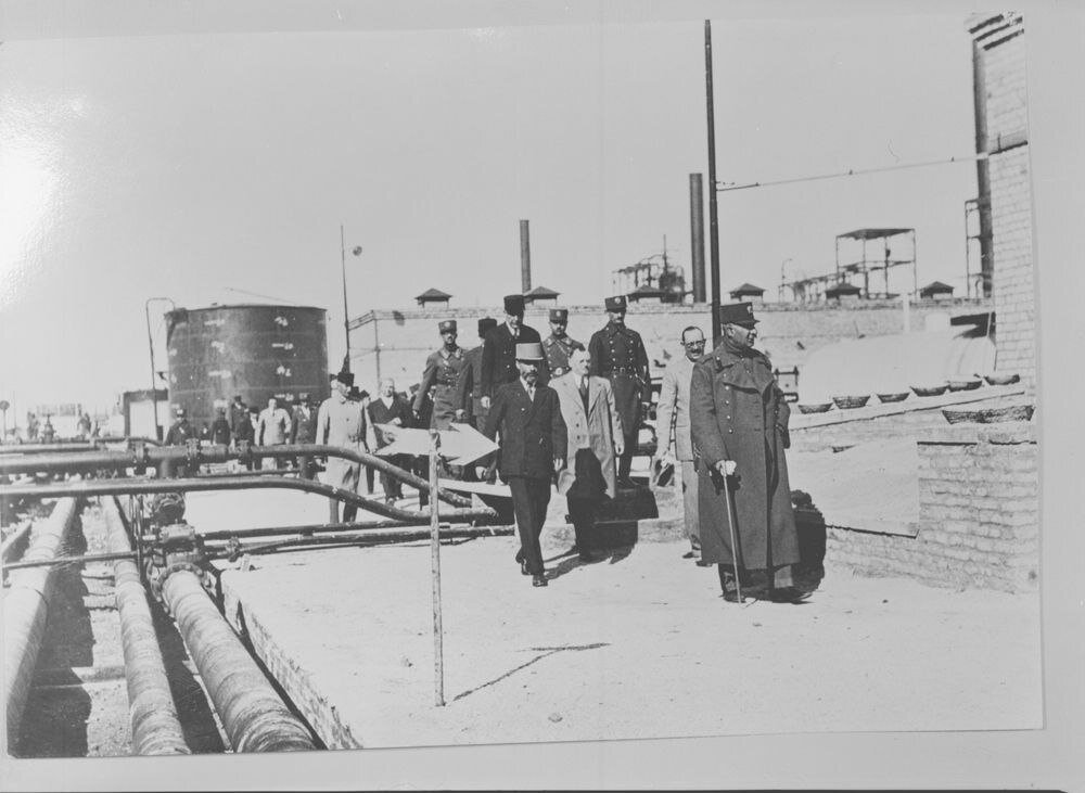 عکس/ بازدید رضا شاه از پالایشگاه آبادان؛ دی ۱۳۰۸