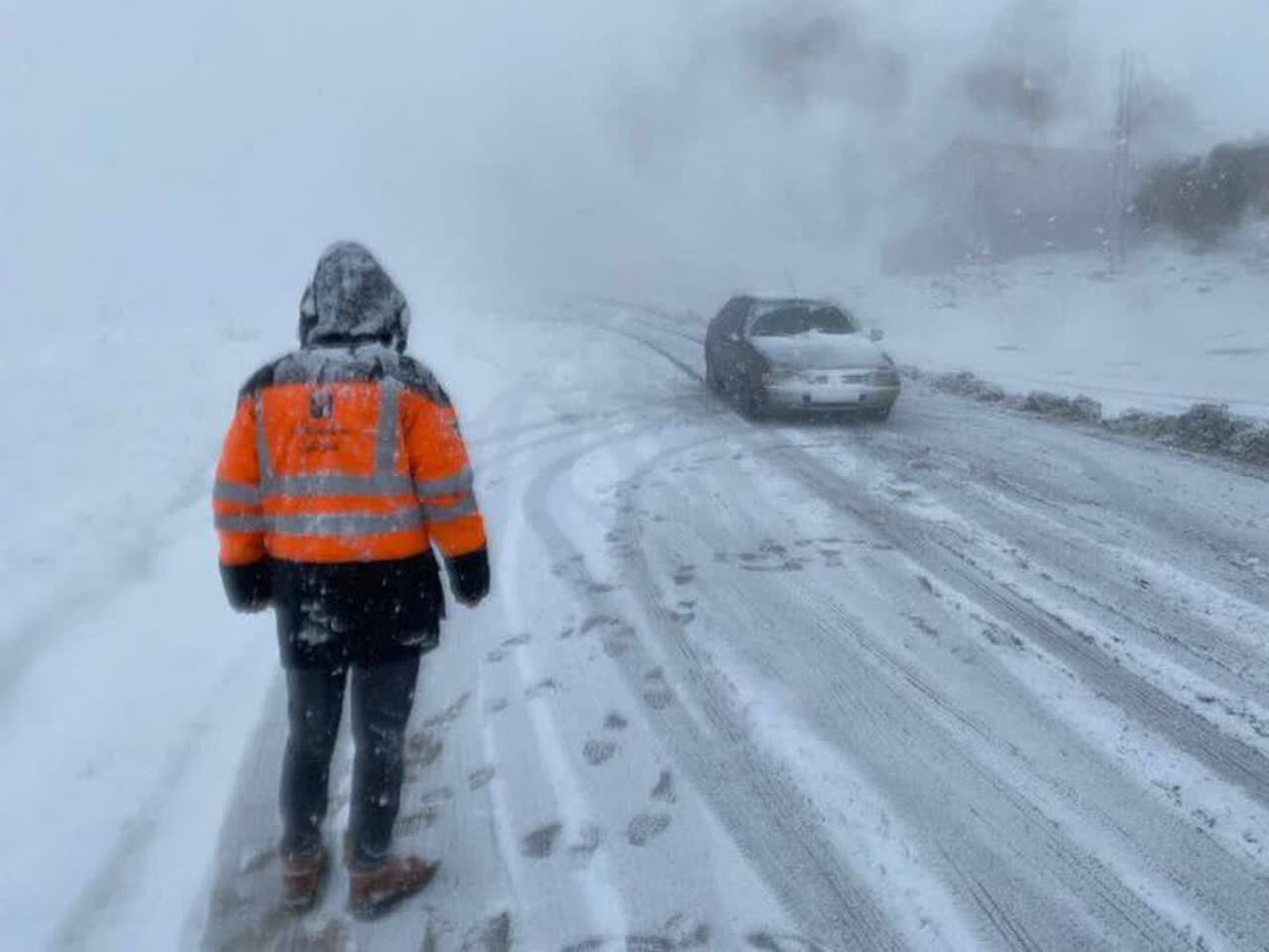 محورهای استان چهارمحال و بختیاری با شرایط لغزنده مواجه هستند. محورهای استان چهارمحال و بختیاری با شرایط لغزنده مواجه هستند.