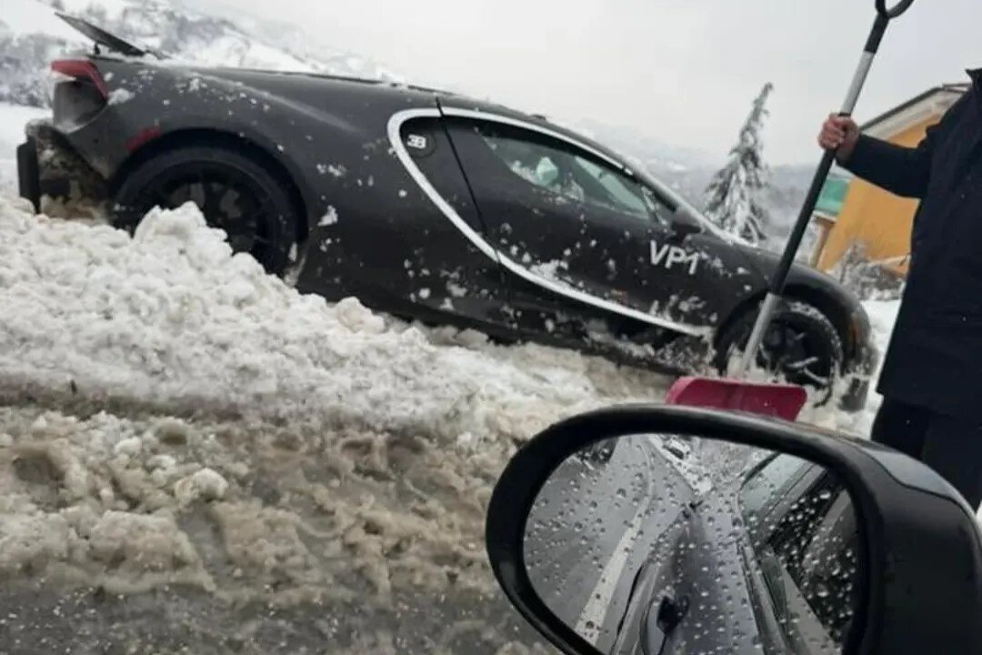 قدرتمندترین خودروی جهان در برف گیر کرد! / بوگاتی از نفس افتاد
