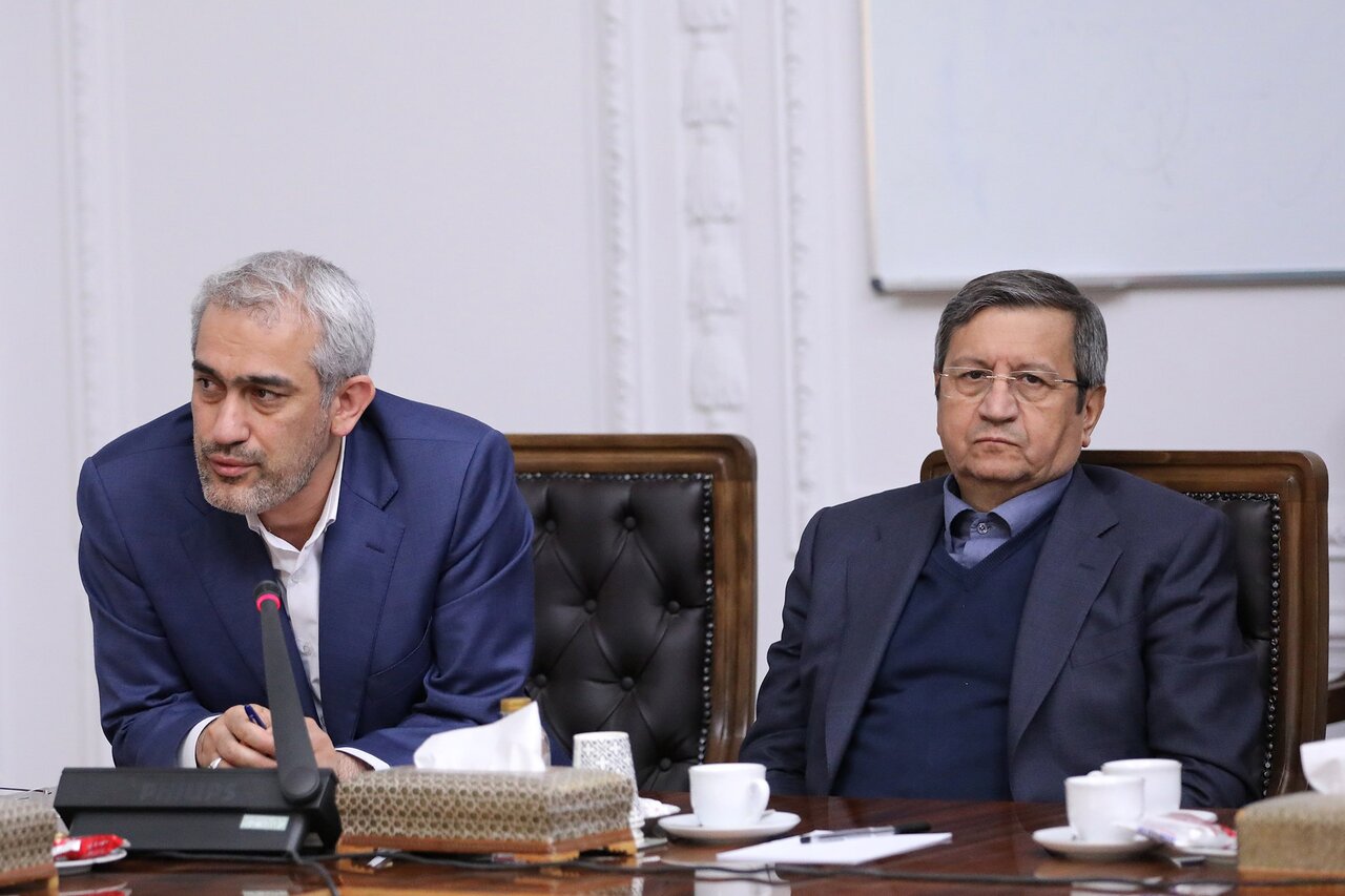 نخستین تصویر از همتی در کنار وزیر اقتصاد در نشست رئیس جمهور + عکس