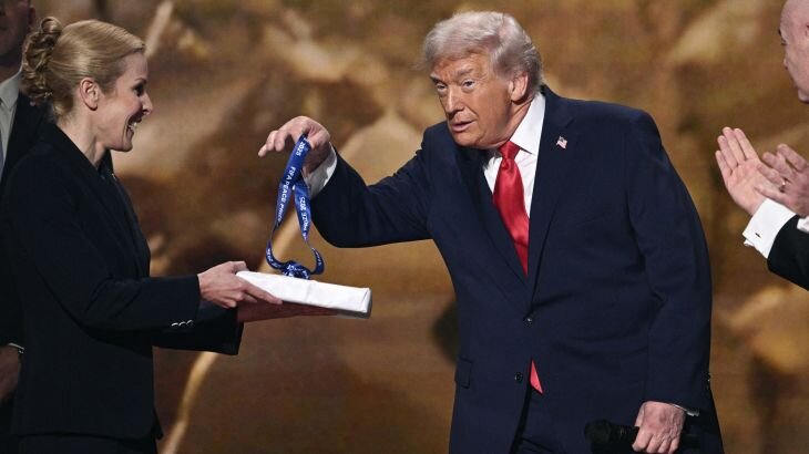 سال «چاپلوماسی» / نگاهی به چند نمایش از دیپلماسی چاپلوسی در سال ۲۰۲۵ / ترامپ چگونه آداب روابط بینالملل را تغییر داد