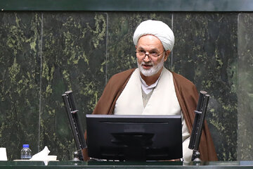 نماینده قم: همان طور که از شر پهلوی خلاص شدیم باید از شر غرب‌گراها هم خلاص شویم