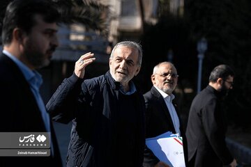 تصاویری از ژست‌های پزشکیان در حیاط دولت