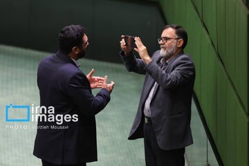 روز گوشی‌بازی در صحن مجلس / عکاسی نمایندگان در جلسه علنی