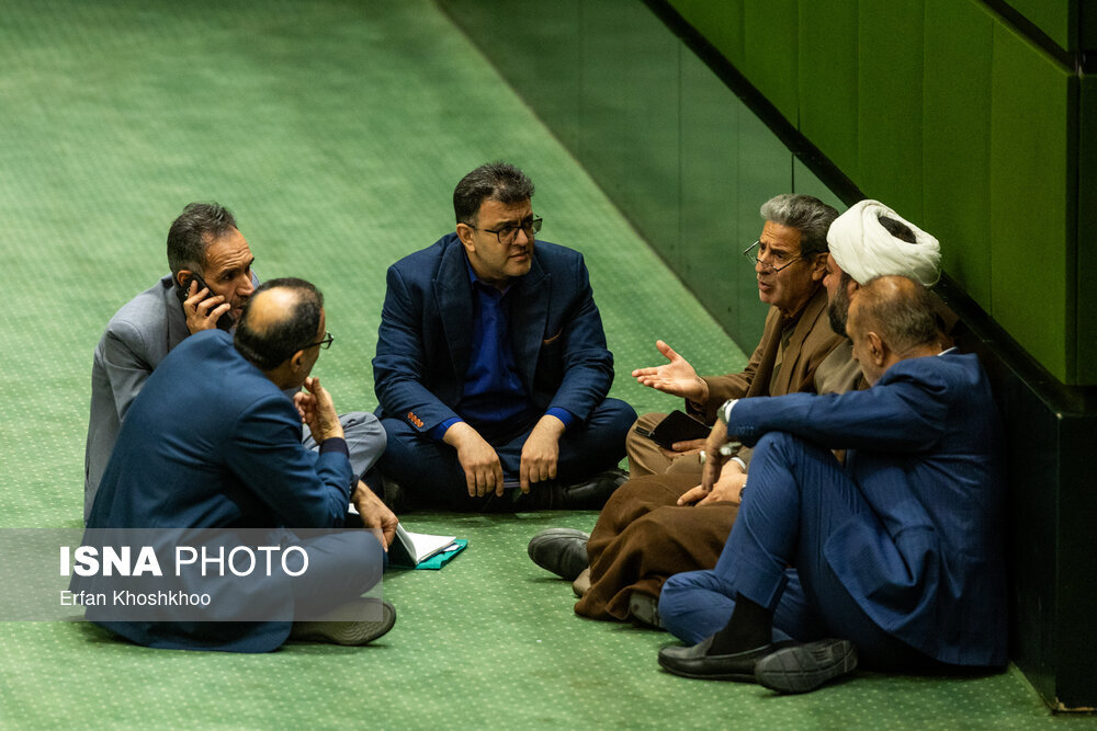 تصاویری از ژستهای عجیب نمایندگان مجلس در صحن/ خندههای قالیباف و رسایی/ جلسه نمایندگان کف زمین