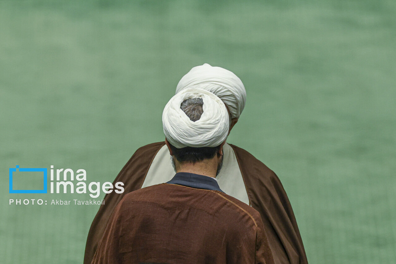 تصاویری از ژستهای عجیب نمایندگان مجلس در صحن/ خندههای قالیباف و رسایی/ جلسه نمایندگان کف زمین