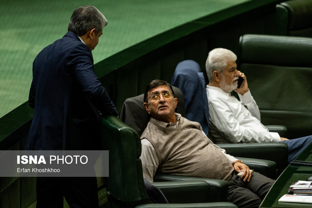 تصاویری از ژستهای عجیب نمایندگان مجلس در صحن/ خندههای قالیباف و رسایی/ جلسه نمایندگان کف زمین