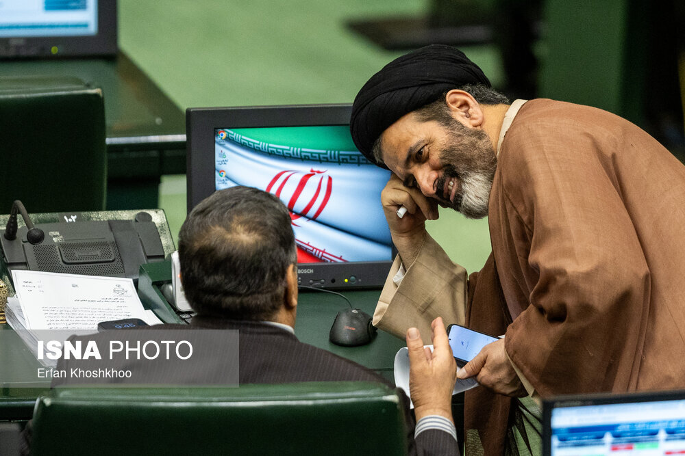 تصاویری از ژست‌های عجیب نمایندگان مجلس در صحن/ خنده‌های قالیباف و رسایی/ جلسه نمایندگان کف زمین