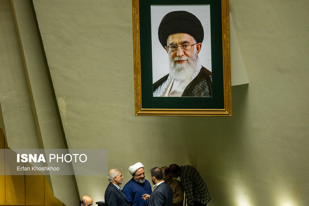 تصاویری از ژستهای عجیب نمایندگان مجلس در صحن/ خندههای قالیباف و رسایی/ جلسه نمایندگان کف زمین