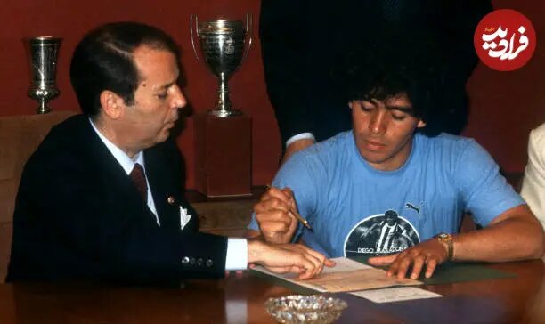 عکس/ مارادونا در حال امضای قرارداد با باشگاه بارسلونا؛ سال ۱۳۶۱