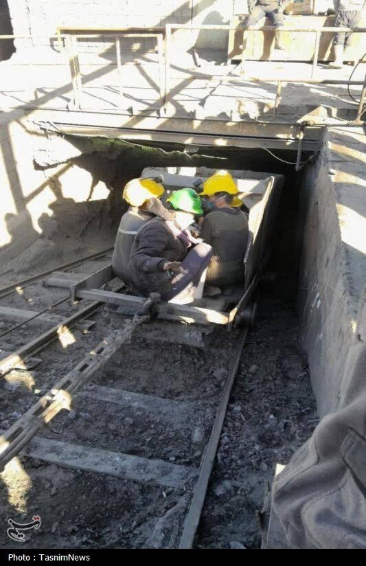 محبوس شدن ۲۴ کارگر در پی ریزش معدن/ جزئیات