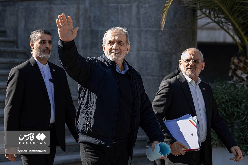 تصاویری از ژستهای پزشکیان در حیاط دولت