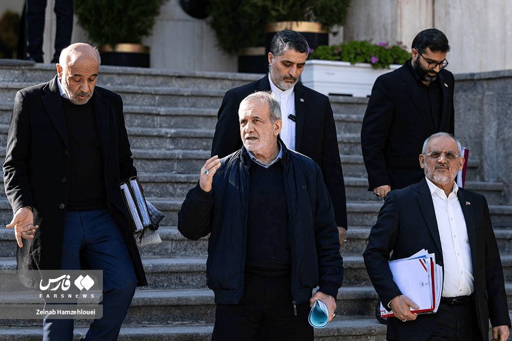 تصاویری از ژستهای پزشکیان در حیاط دولت