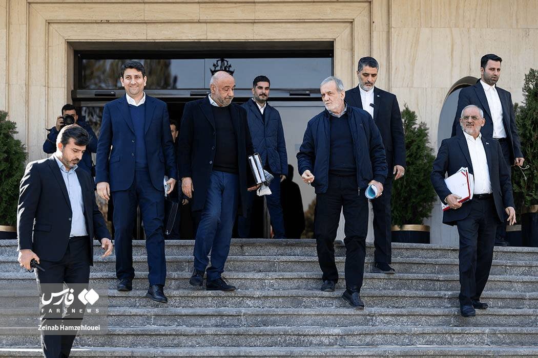 تصاویری از ژستهای پزشکیان در حیاط دولت