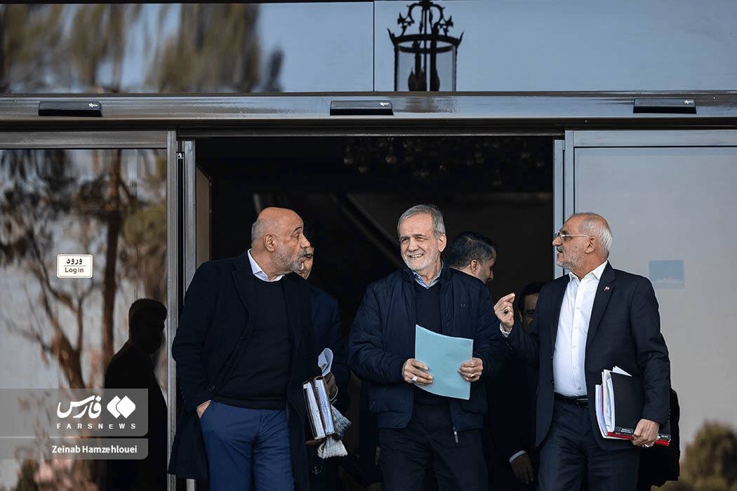 تصاویری از ژستهای پزشکیان در حیاط دولت