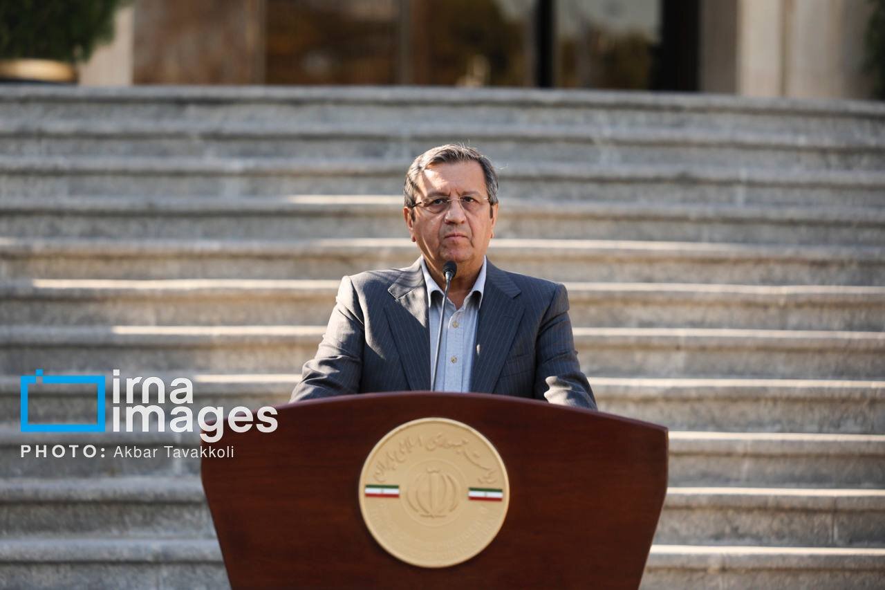 اولین حضور همتی در حیاط دولت بعد از ورود دوباره به پاستور + عکس