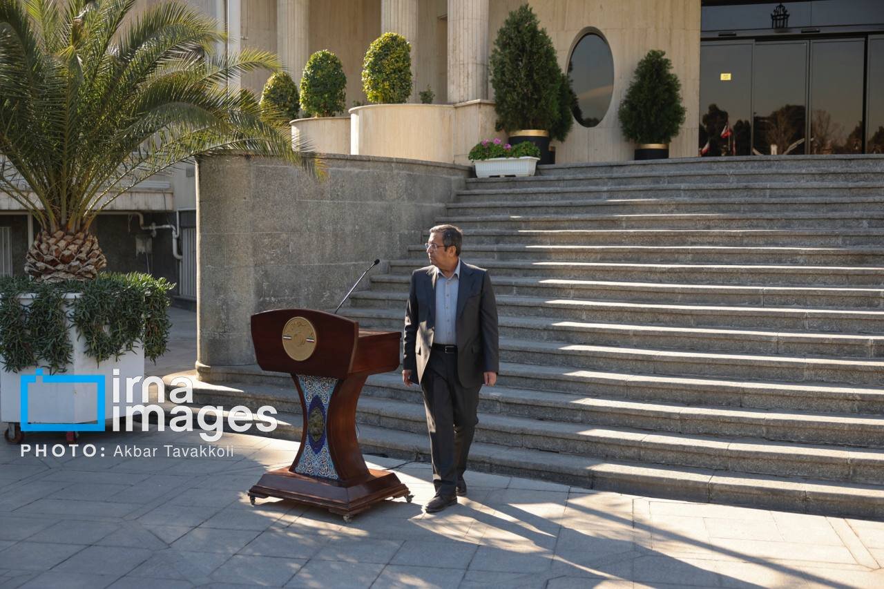 اولین حضور همتی در حیاط دولت بعد از ورود دوباره به پاستور + عکس