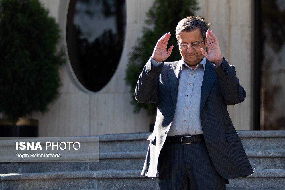 اولین حضور همتی در حیاط دولت بعد از ورود دوباره به پاستور + عکس