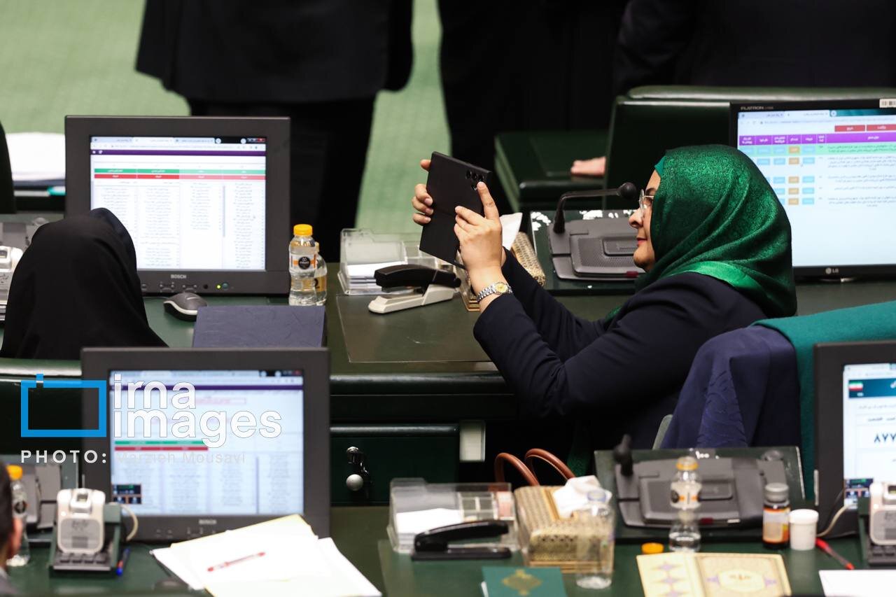 روز گوشی‌بازی در صحن مجلس/ عکاسی نمایندگان در جلسه علنی