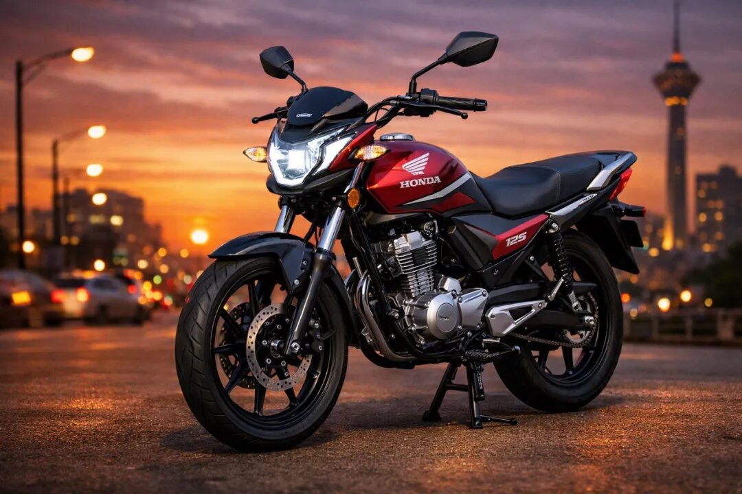 نمای سه‌چهارم جلو موتورسیکلت هوندا ۱۲۵ جدید با پس‌زمینه برج میلاد (هوش مصنوعی)