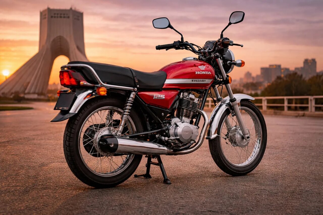 نمای سه‌چهارم عقب موتورسیکلت هوندا ۱۲۵ جدید با پس‌زمینه‌ی برج آزادی (هوش مصنوعی)