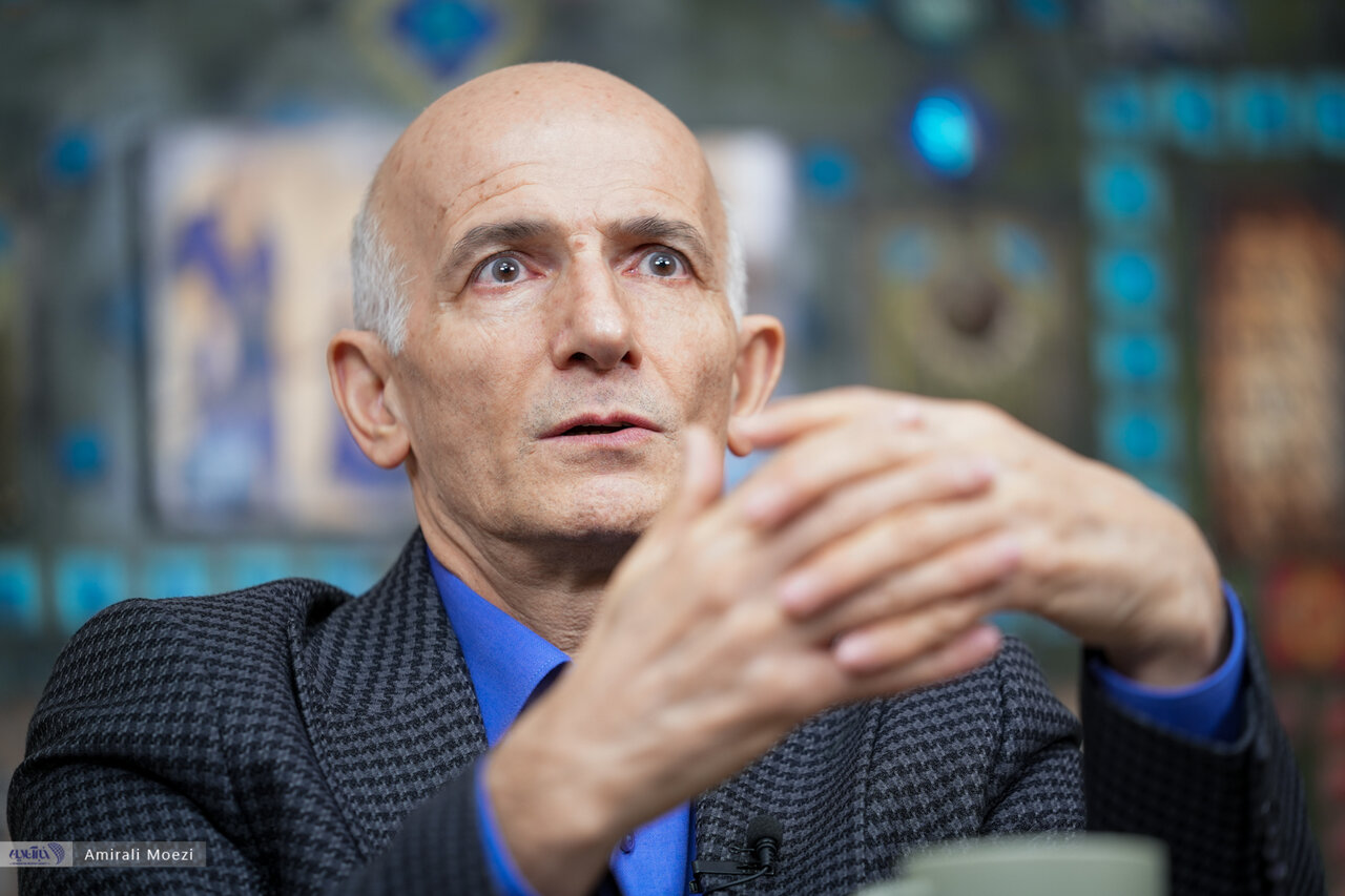 ۸میلیون راننده اینترنتی؛ این بود سرنوشت طبقه متوسط؟/ فراستخواه:حکمرانی خوب در ایران شکل نگرفته و عقلانیت کنار رفته است/ فرزانه:ستون فقرات جامعه شکسته