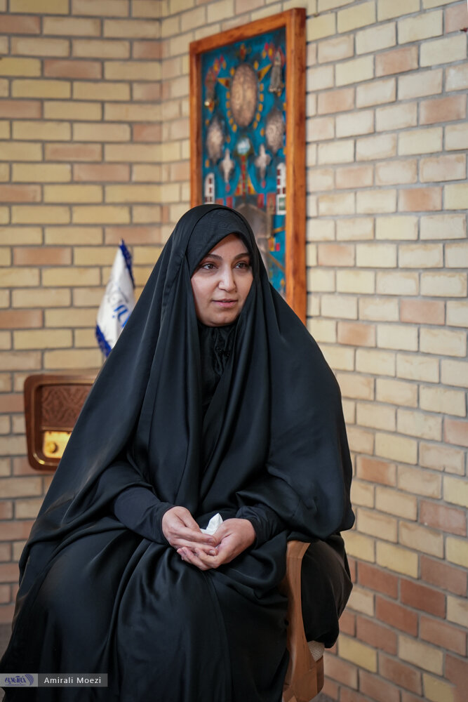 به پدر گفتم کاش شما مغازه دار بودید، ولی حاج قاسم سلیمانی نبودید تا زندگی راحت تری داشتم/ روزی که ازدواج کردم حاج قاسم من را بوسید و گفت بابا حلالم کن