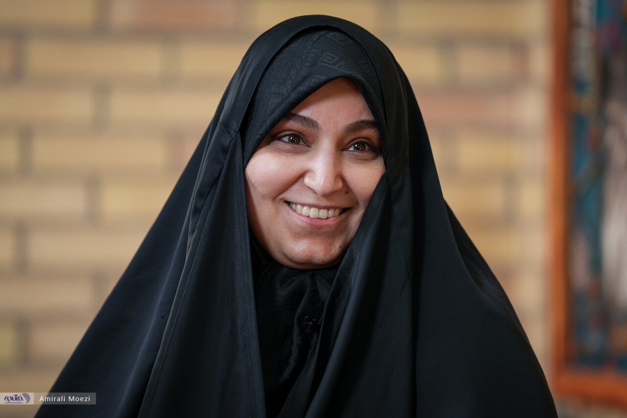 نرجس سلیمانی به بیان تجربههایش از رابطه شهید سلیمانی با فرزندانش پرداخت و گفت: “خود را میدانستیم که در مشکلات کوچک، چنانچه اشتباهی از ما دختران سر بزند، با اشکهایمان به راحتی حل میشود.” نرجس سلیمانی به بیان تجربههایش از رابطه شهید سلیمانی با فرزندانش پرداخت و گفت: “خود را میدانستیم که در مشکلات کوچک، چنانچه اشتباهی از ما دختران سر بزند، با اشکهایمان به راحتی حل میشود.”