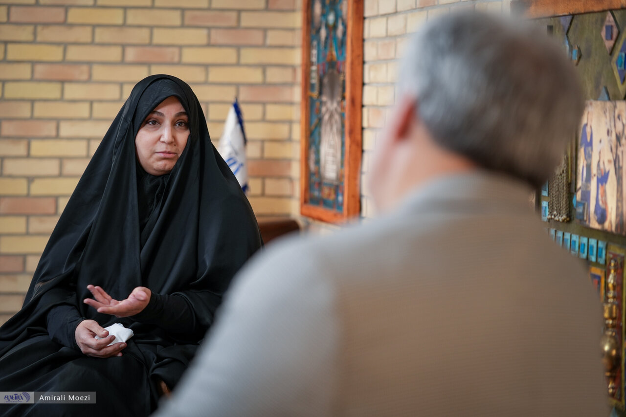 به پدر گفتم کاش شما مغازه دار بودید، ولی حاج قاسم سلیمانی نبودید تا زندگی راحت تری داشتم/ روزی که ازدواج کردم حاج قاسم من را بوسید و گفت بابا حلالم کن