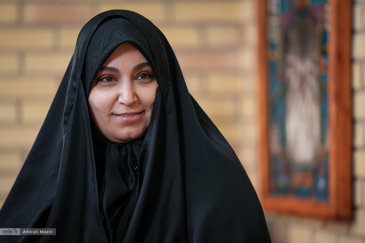 به پدر گفتم کاش شما مغازه دار بودید، ولی حاج قاسم سلیمانی نبودید تا زندگی راحت تری داشتم/ روزی که ازدواج کردم حاج قاسم من را بوسید و گفت بابا حلالم کن