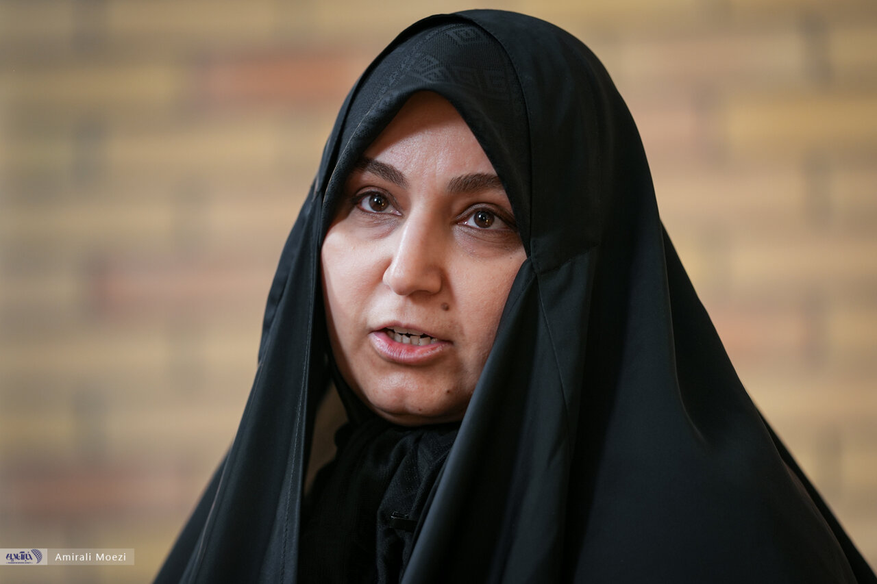 چرا دختر ارشد سردار سلیمانی او را پدر صدا نمی‌کند؟/ نرجس سلیمانی: عکس‌های محدودی را می‌شود پیدا کرد که ایشان پشت میز بوده باشد