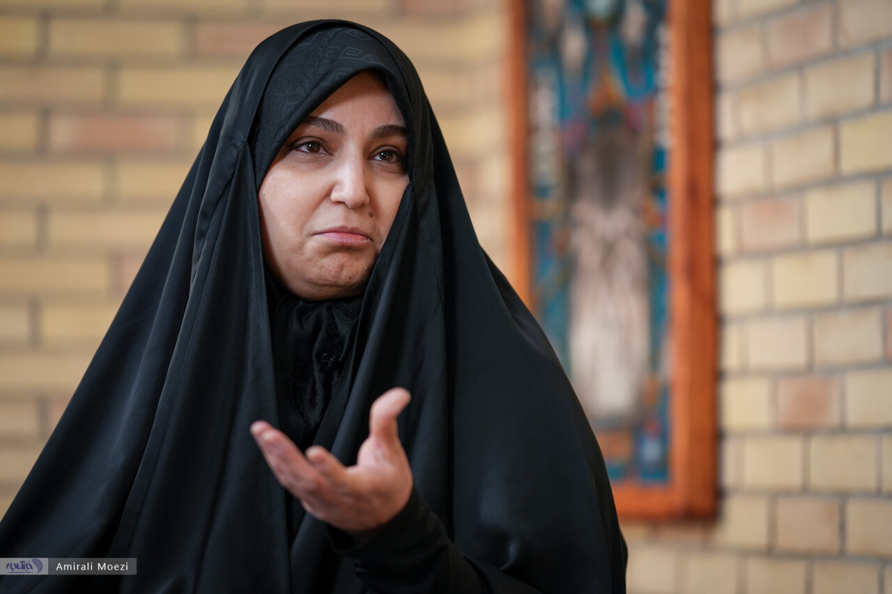 به پدر گفتم کاش شما مغازه دار بودید، ولی حاج قاسم سلیمانی نبودید تا زندگی راحت تری داشتم/ روزی که ازدواج کردم حاج قاسم من را بوسید و گفت بابا حلالم کن