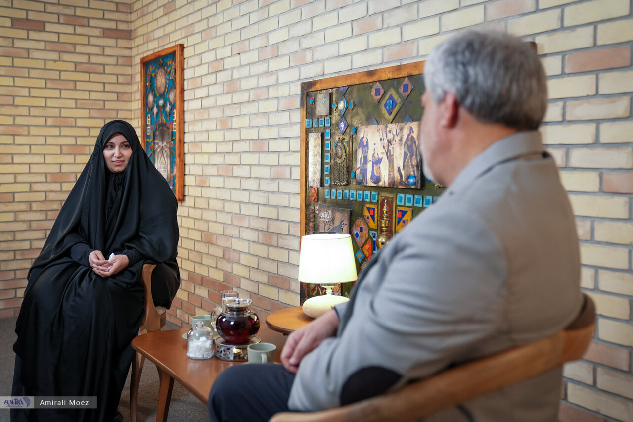 به پدر گفتم کاش شما مغازه دار بودید، ولی حاج قاسم سلیمانی نبودید تا زندگی راحت تری داشتم/ روزی که ازدواج کردم حاج قاسم من را بوسید و گفت بابا حلالم کن