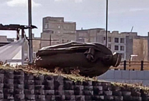 مجسمه شهید رئیسی در اردبیل سقوط کرد