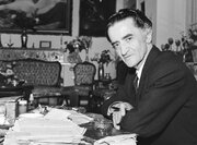 مرا مثل یک شاگرد قهوه‌چی بازنشست کرده‌اند!