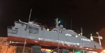 نمایش ماکت ناو و موشک‌های سپاه در مسیر منتهی به مزار شهید سلیمانی + تصاویر