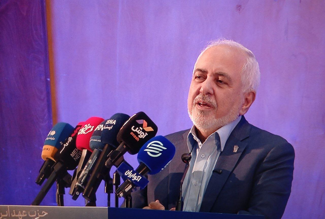 ظریف: ما نمی‌توانیم برای ۵۰۰ سال آینده، هخامنشی شویم/ نباید دوباره مانند جنگ دوم ایران و روس سربازان را به میدان آورد