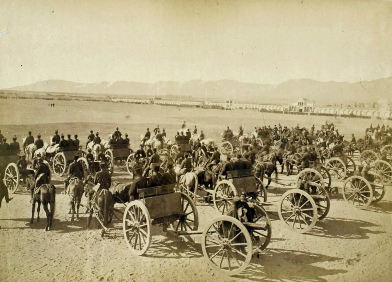 عکسی نایاب از توپهای جنگی در میدان مشق تهران در زمان قاجار